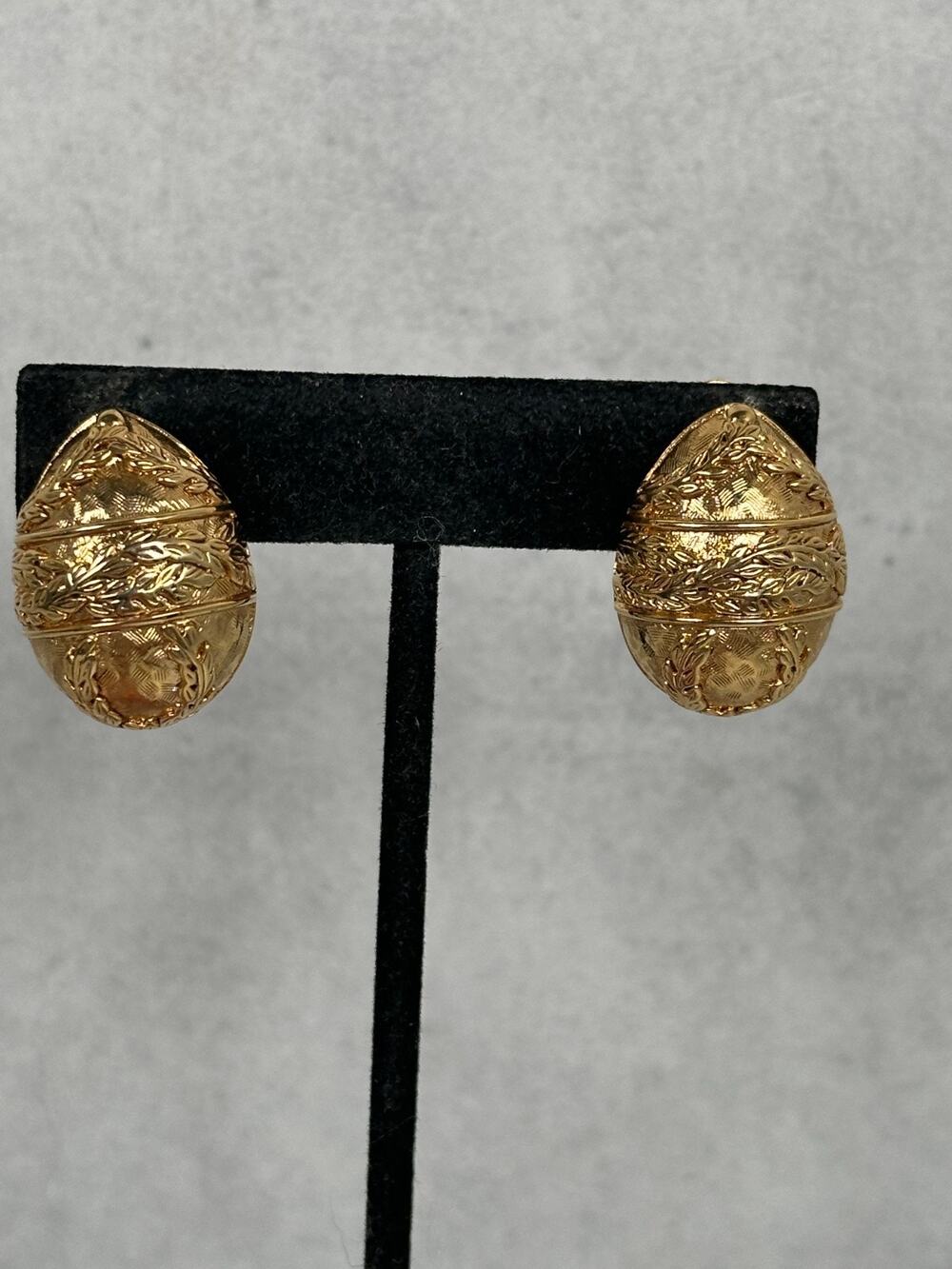 VTG Joan Rivers Earrings Fabrege Egg Etched Leaves Oval Gold Tone Clip On